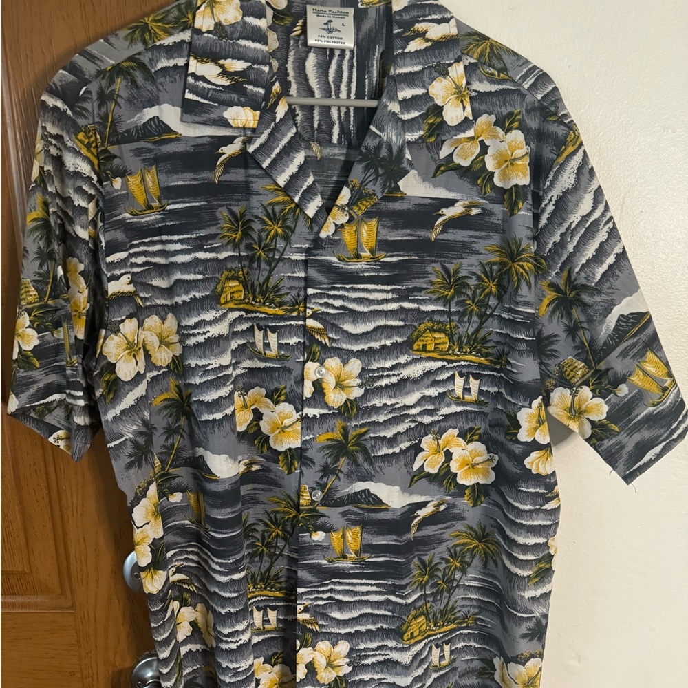 Gray and Hold Casual Button Down Shirt with Floral Design L